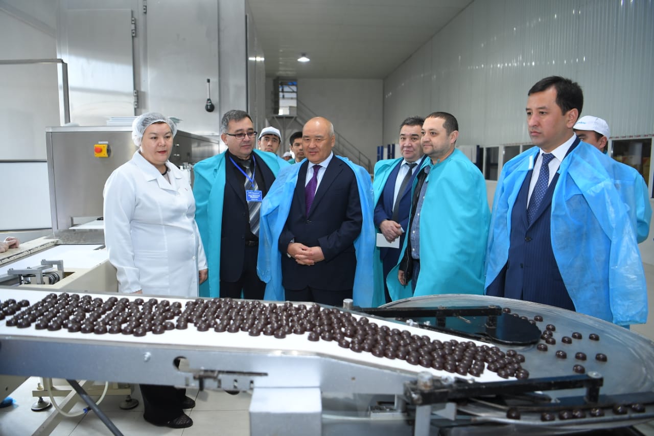 Túrkistan: Tólebıde 1100 tonna shokolad ónimi óndiriledi