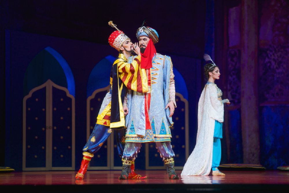 Kreml saraıynda óner kórsetedi