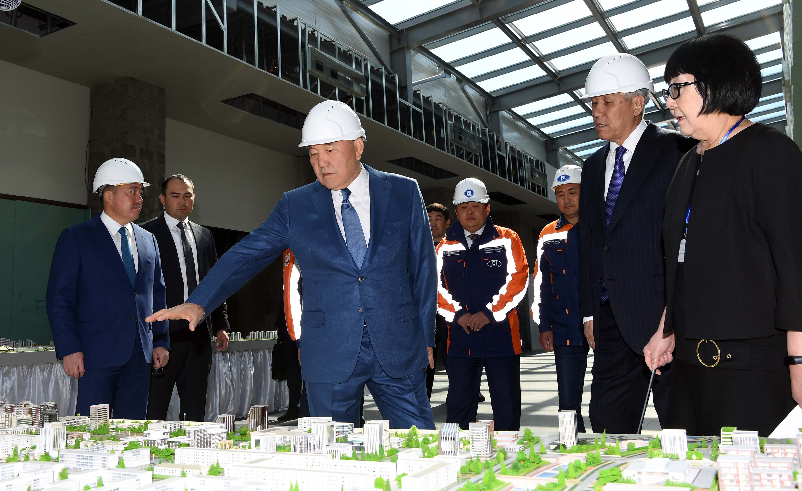 Elbasy Shamalǵan aýylynda  turǵyndarmen kezdesti