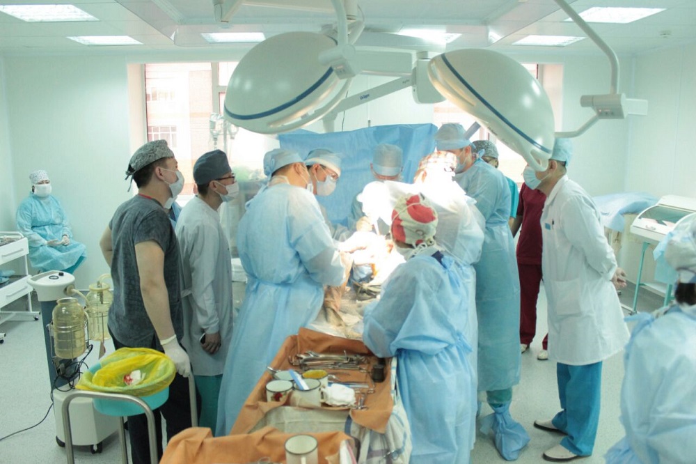 Tize býynyn endoprotezdeýdiń jańa tásilderi qoldanylady