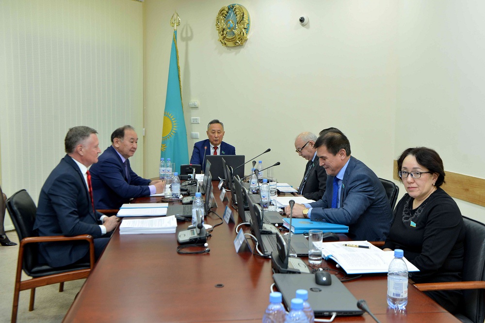 Senatta avtorlyq quqyq týraly zań jobasy talqylandy