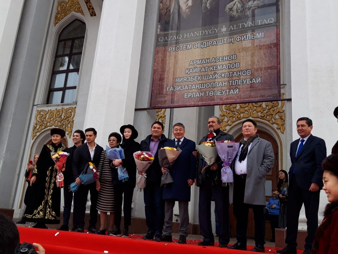 «Qazaq handyǵy. Altyn taq» fılminiń shyǵarmashylyq toby Qaraǵandyda boldy