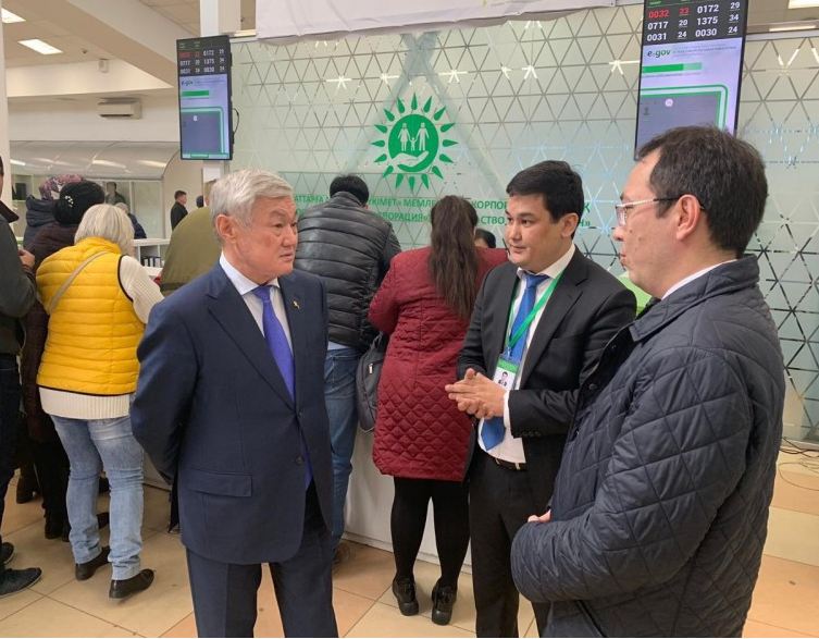 Berdibek Saparbaev Qoıandy aýylynyń turǵyndaryna áleýmettik qoldaý kórsetý sharalary týraly aıtyp berdi