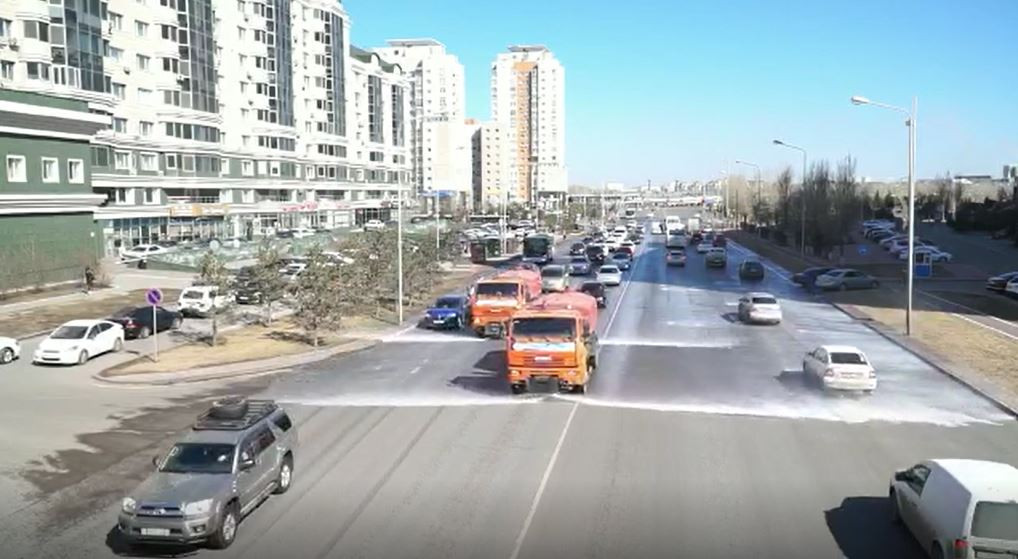 Elorda kóshelerin tazalaýda jańa ádis paıdalanylady