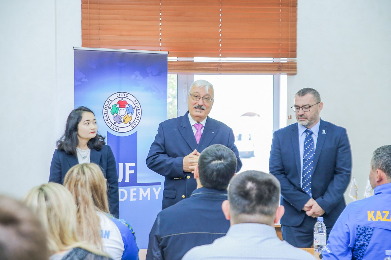 Almatyda dzıýdo jattyqtyrýshylary arnaıy kýrstan ótip jatyr