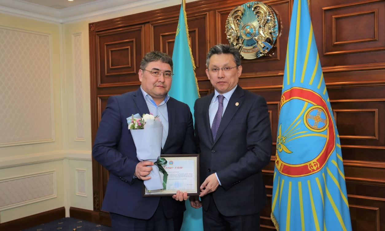 Baqyt Sultanov densaýlyq saqtaý salasy qyzmetkerlerine qurmet kórsetti