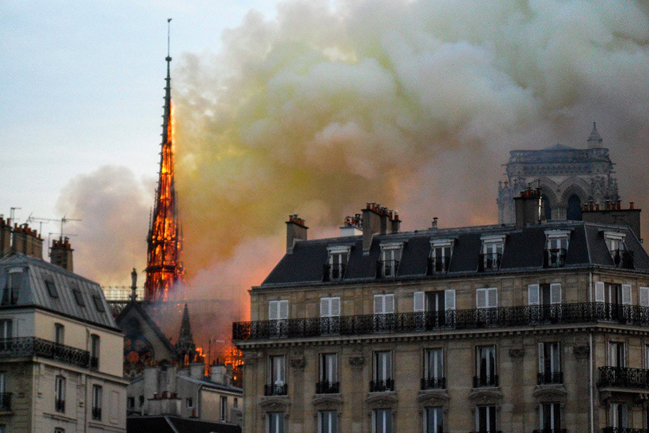 Parıjdiń «Qudaı ana shirkeýi» órtke orandy