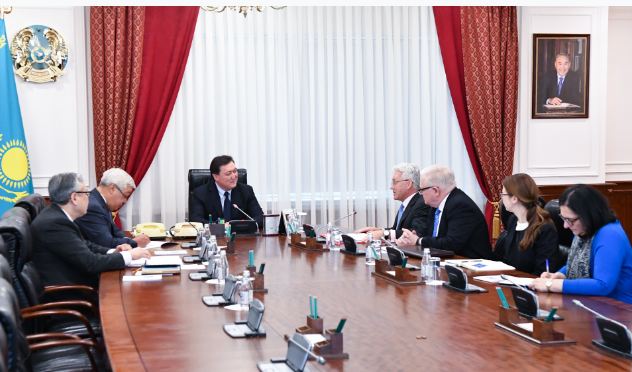 A. Mamın Ulybrıtanııa SIM Eýropa jáne Amerıka isteri jónindegi memlekettik mınıstri A. Dankanmen kezdesý ótkizdi