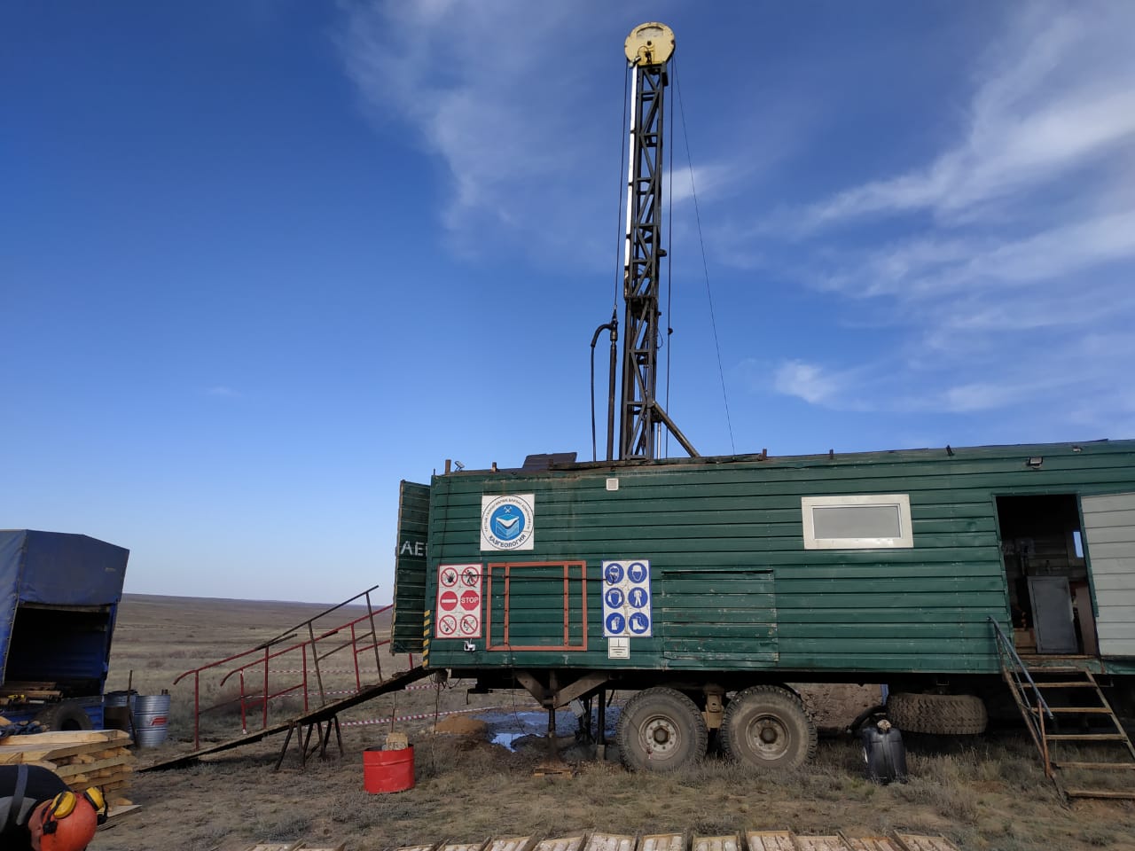 «Qazgeologııa» altyn qory bar perspektıvaly ýchaskede izdeý jumystaryn júrgizýde