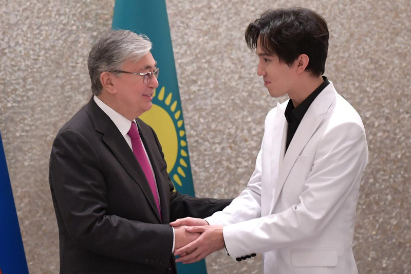 Dımash Qasym-Jomart Toqaevqa alǵys aıtty