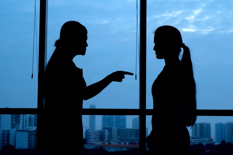 Jetisaıda ógeı sheshe qyzdaryna ıne tyǵyp, tońazytqyshqa otyrǵyzyp kelgen