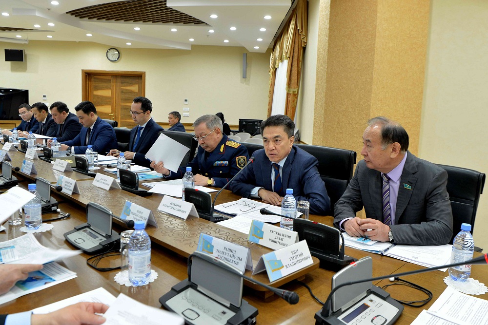 Senat komıteti Qazaqstan azamattyǵyn zańnamalyq turǵydan retteý máselelerin talqylady