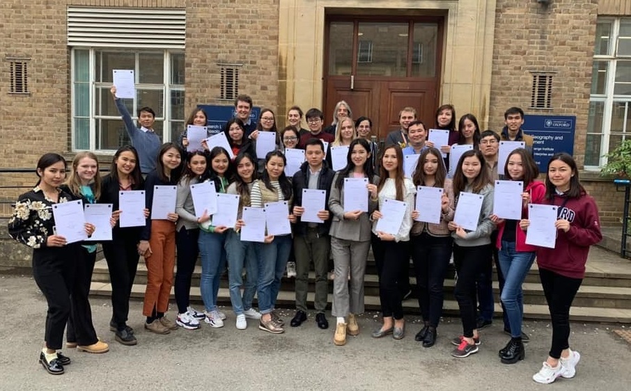 QazUÝ magıstranttary Oksford ýnıversıtetinde taǵylymdamada júr