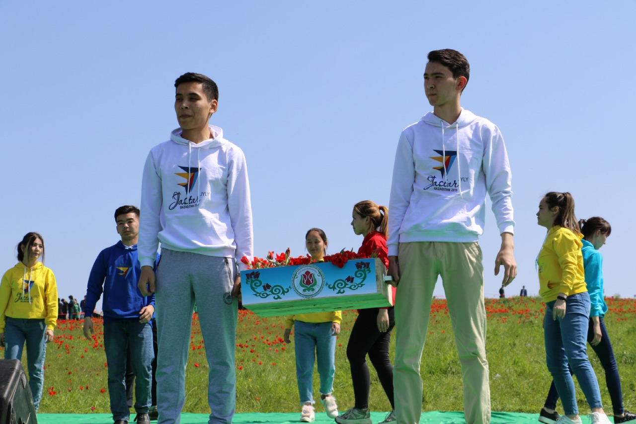 Túrkistan jastary Nur-Sultan qalasyna 1000 túp qyzǵaldaq syılady