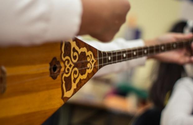 Atyraýda dombyradan «Saz Perneli Saraishyq» halyqaralyq festıval-saıysy ótedi