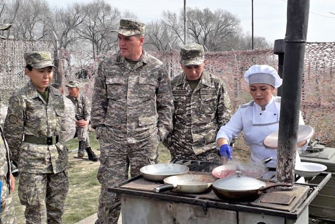 «Batys» óńirlik qolbasshylyǵynyń áskerı aspazshylary men naýbaıshylary Qarýly Kúshterdiń úzdigi atandy