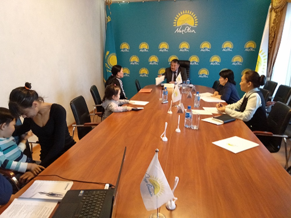 Qostanaı qalasynda 270 kóp balaly otbasy páter kezeginde tur