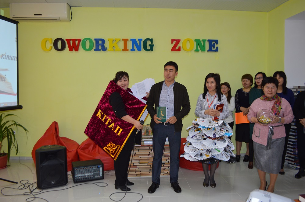 Bilimdiniń qolynda altyn shyraq