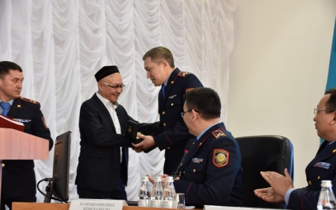 Qaraǵandyda polısııa bastyǵy ókil ımamǵa qol saǵat tartý etti