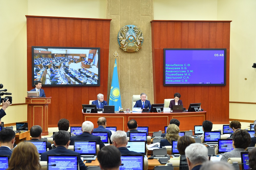 Májilis depýtattary bastamashy bolǵan turǵyn úı qatynastary boıynsha zańnamalyq túzetýler maquldandy