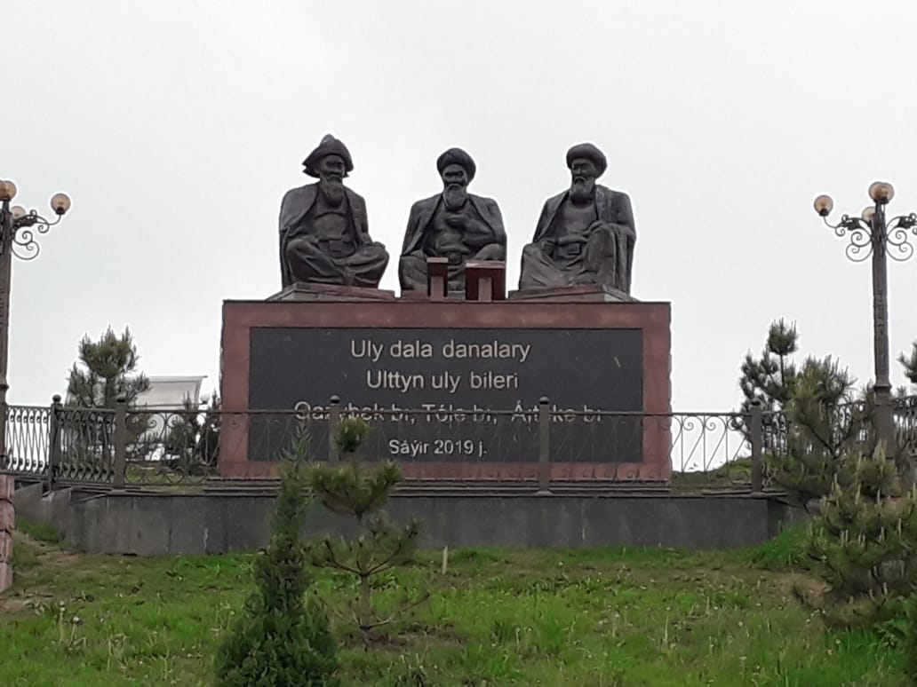 Túrkistan oblysynda úsh bıge eskertkish ornatylady