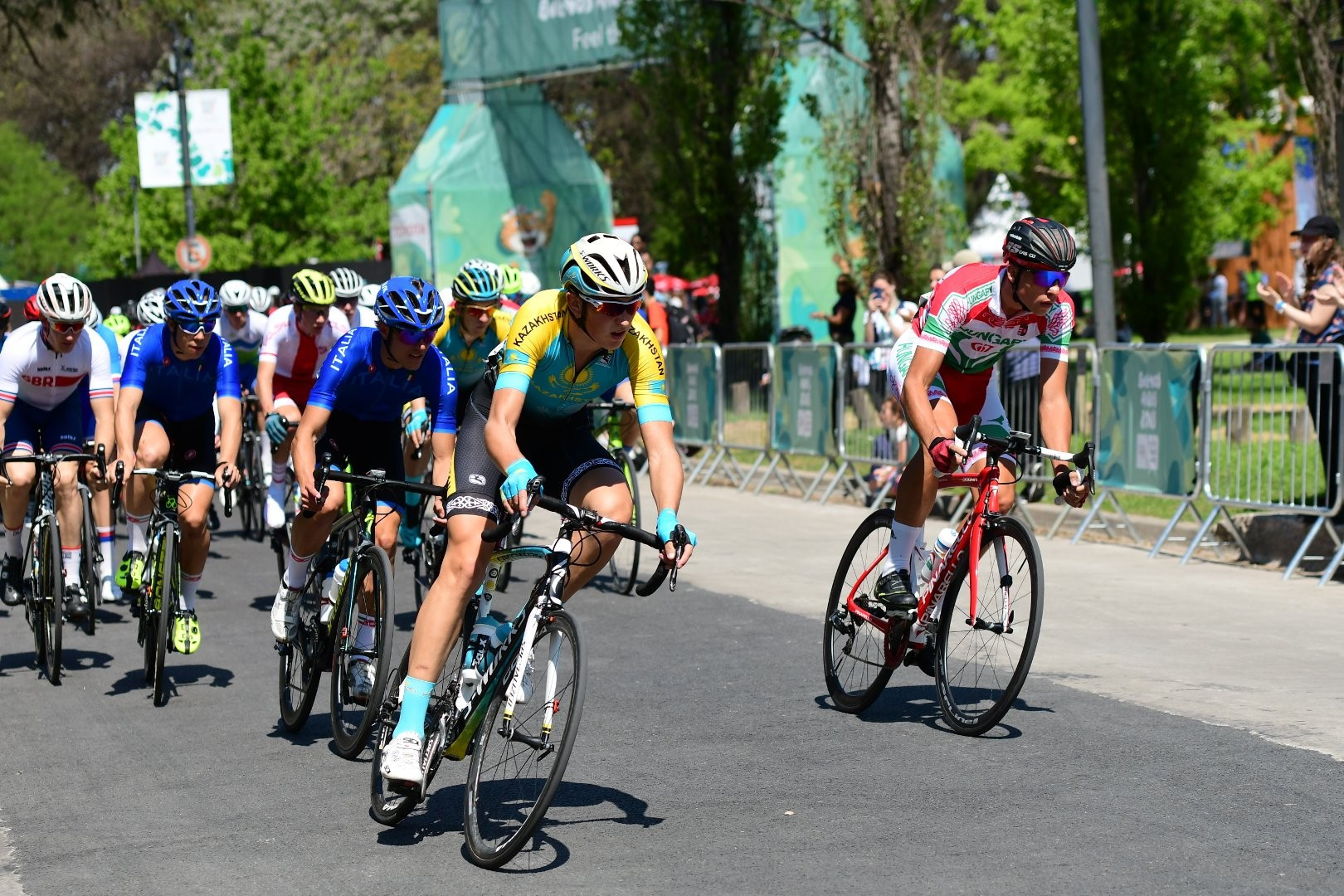 Qazaqstandyq veloshabandozdar bir kúnde úsh altyn medal jeńip aldy