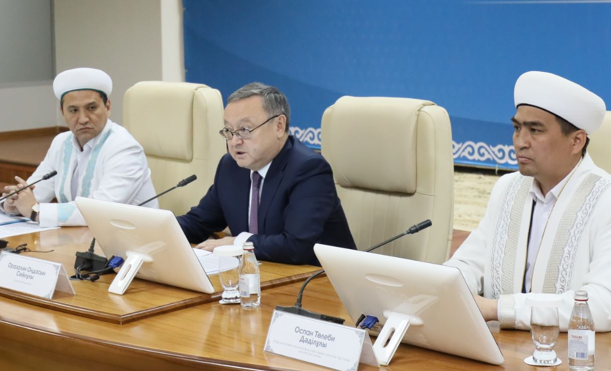 Aqtóbe oblysynyń ákimi Ońdasyn Orazalın jergilikti ımamdarmen kezdesti