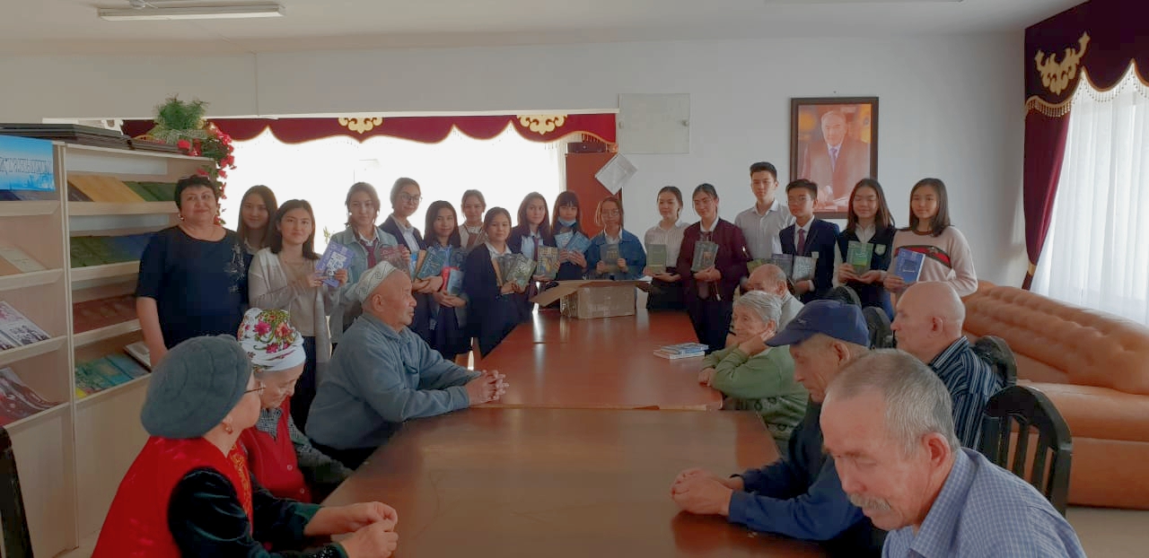 Qarttarǵa kitap syılady