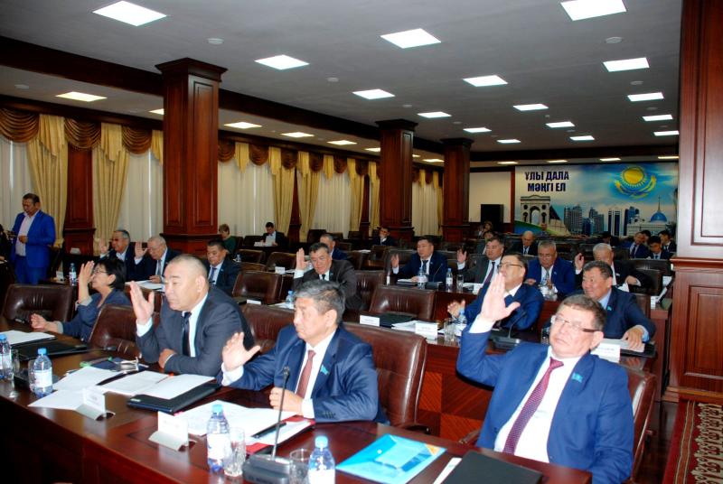 Front-ofıs ashyq alańǵa aınalady