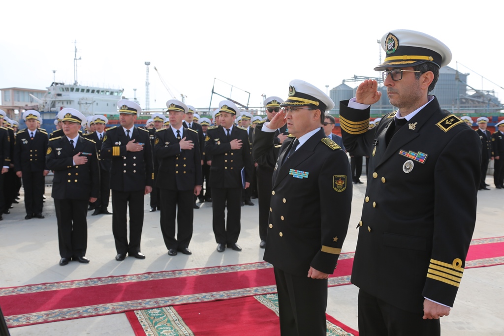 Iran Áskerı-teńiz kúshteriniń korablder toby Aqtaýǵa keldi