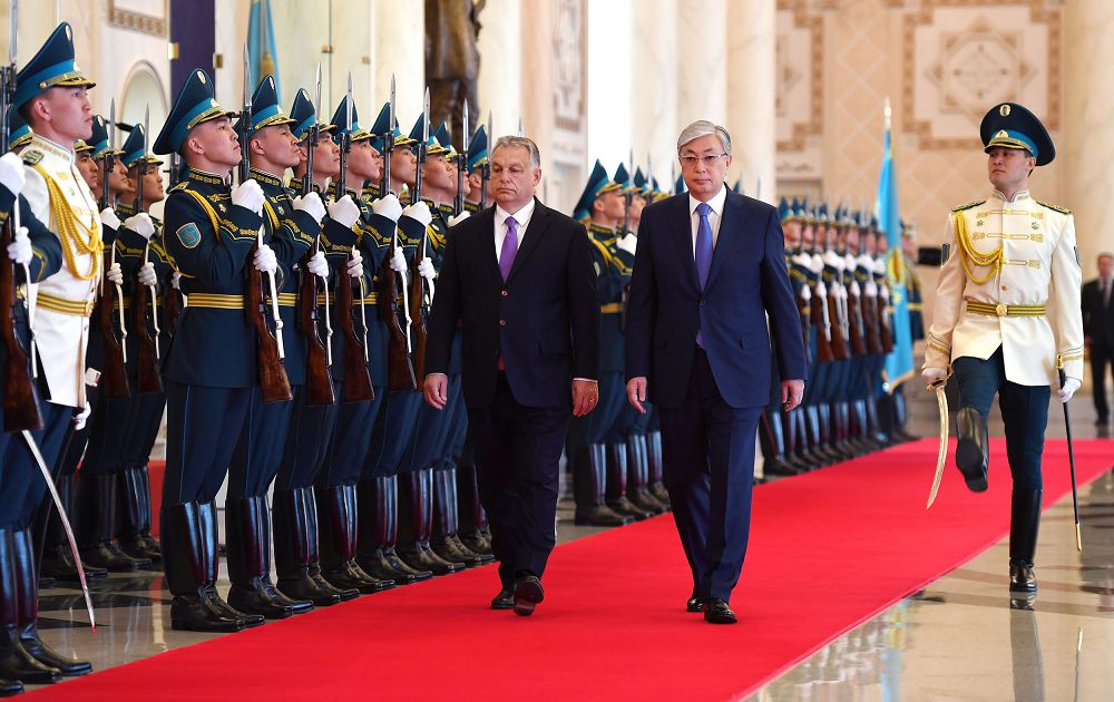 Tarıhı tamyrlastyqtan – strategııalyq seriktestikke