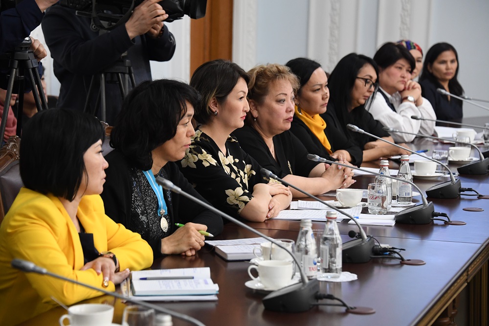 G. Ábdiqalyqova kóp balaly analarmen kezdesti