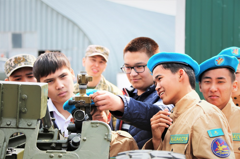 Jas patrıottarǵa áskerı ómirdiń erekshelikteri tanystyryldy