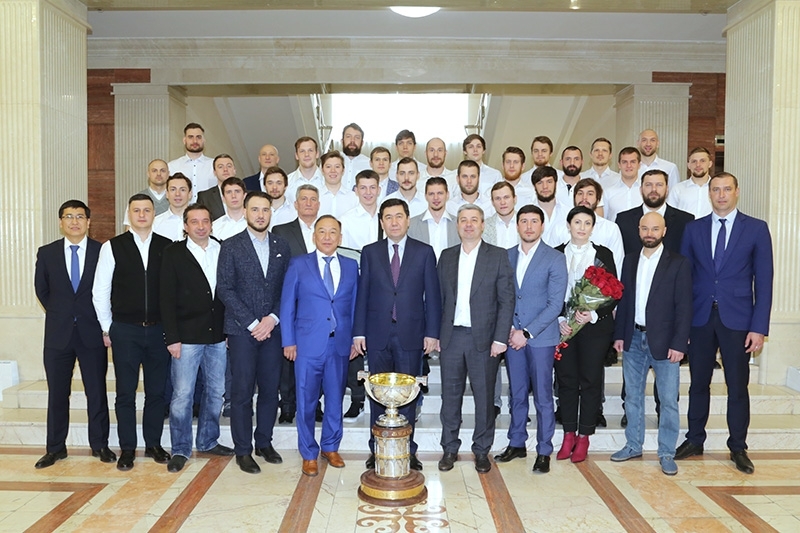 Erlan Qoshanov «Saryarqa» hokkeı klýbyn quttyqtady