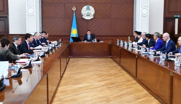 A. Mamın stýdentterdiń jataqhana máselesin sheshýde naqty tapsyrmalar berdi