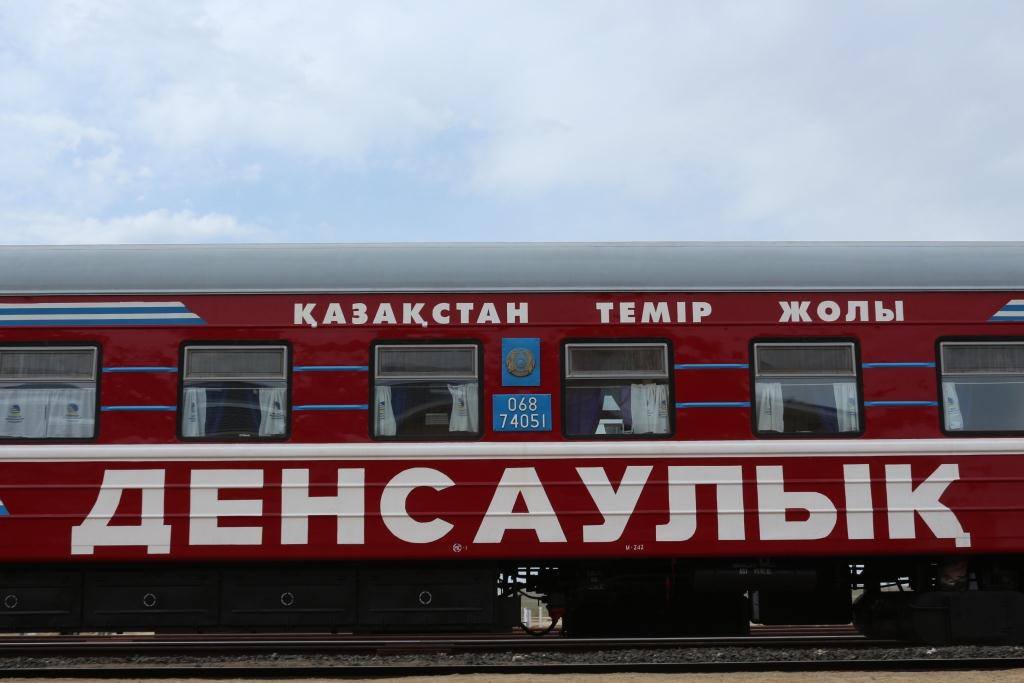 Densaýlyq poıyzy jolǵa shyqty