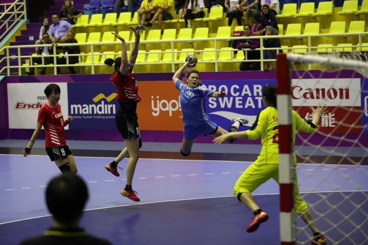 Gandboldan áıelder arasyndaǵy el Spartakıadasy máresine jetti