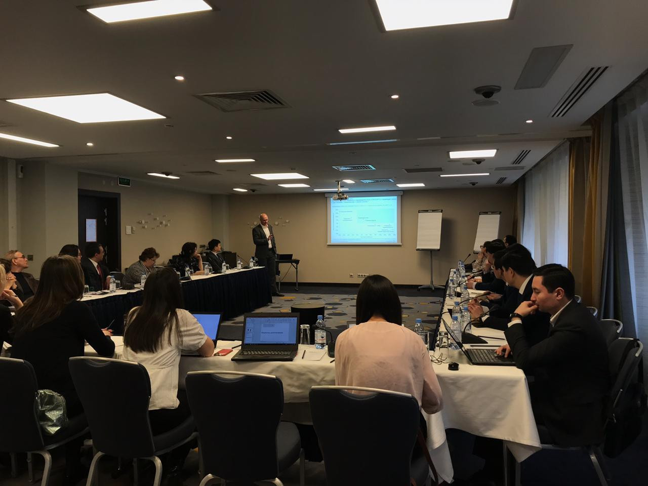 Elordada qalanyń ósim kórsetkishteri týraly dóńgelek ústel ótti