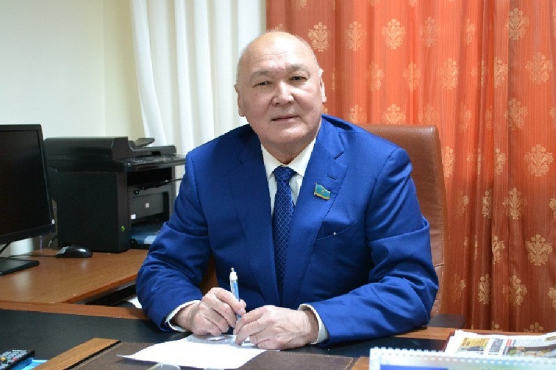 Prezıdenttikke kandıdat retinde usynylǵan Jumataı Álıev memlekettik tildi erkin meńgermegen