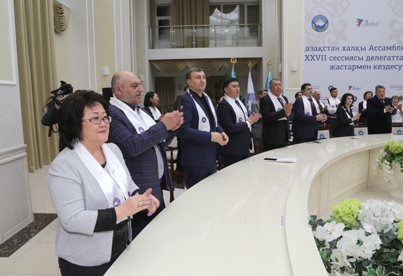 Qazaqstan halqy Assambleıasy sessııasynyń delegattary qaraǵandylyq jastarmen kezdesti