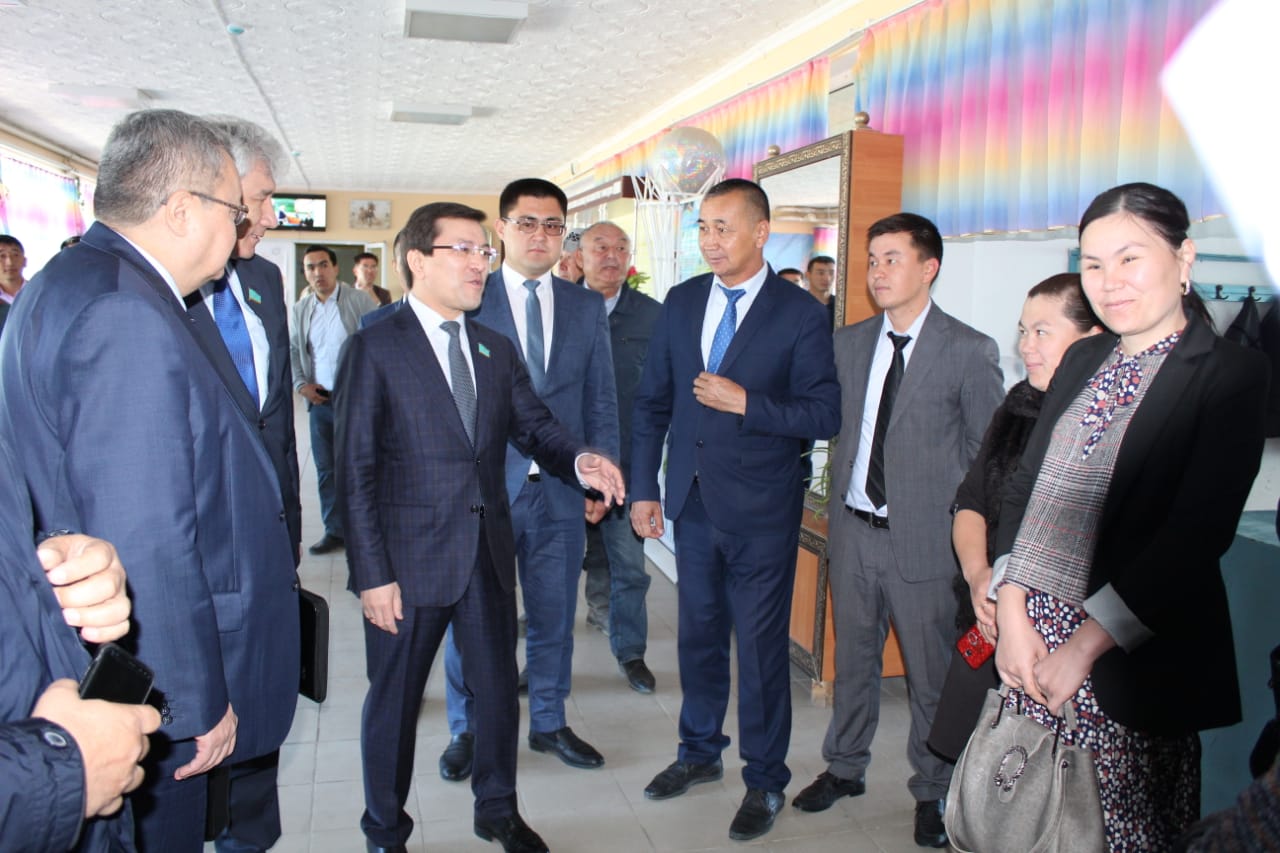 Májilis depýtattary Túrkistan oblysy Báıdibek aýdanynda sharýa qojalyqtary basshylarymen kezdesti