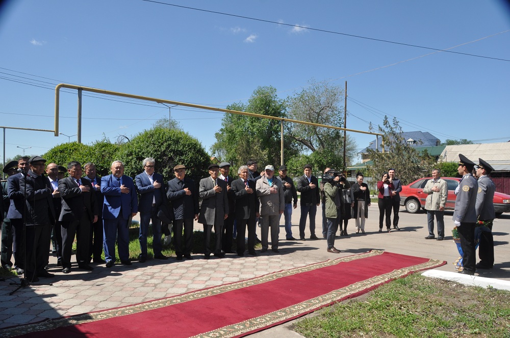 Orazaly Nııazbekovqa arnalǵan eskertkish taqta ornatyldy