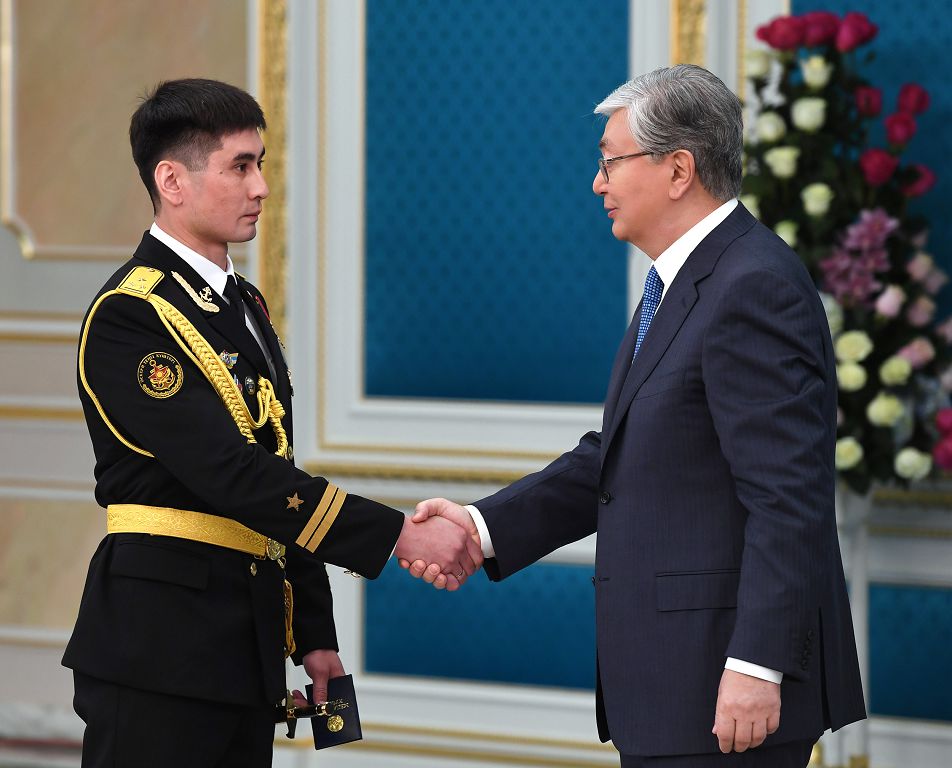 Qasym-Jomart Toqaev áskerı ataqtar men memlekettik nagradalar tapsyrdy