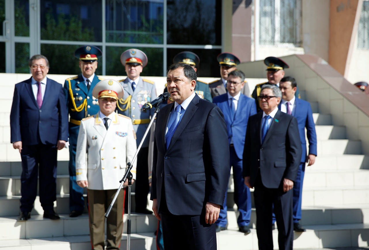 Atyraýda polısııa qyzmetkerlerine arnalǵan memorıaldy eskertkish taqtasy ashyldy