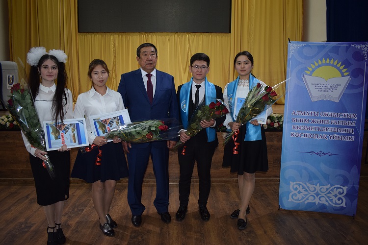 Ustaz bolǵysy keletin ul-qyzdar baıqaýda baq synady