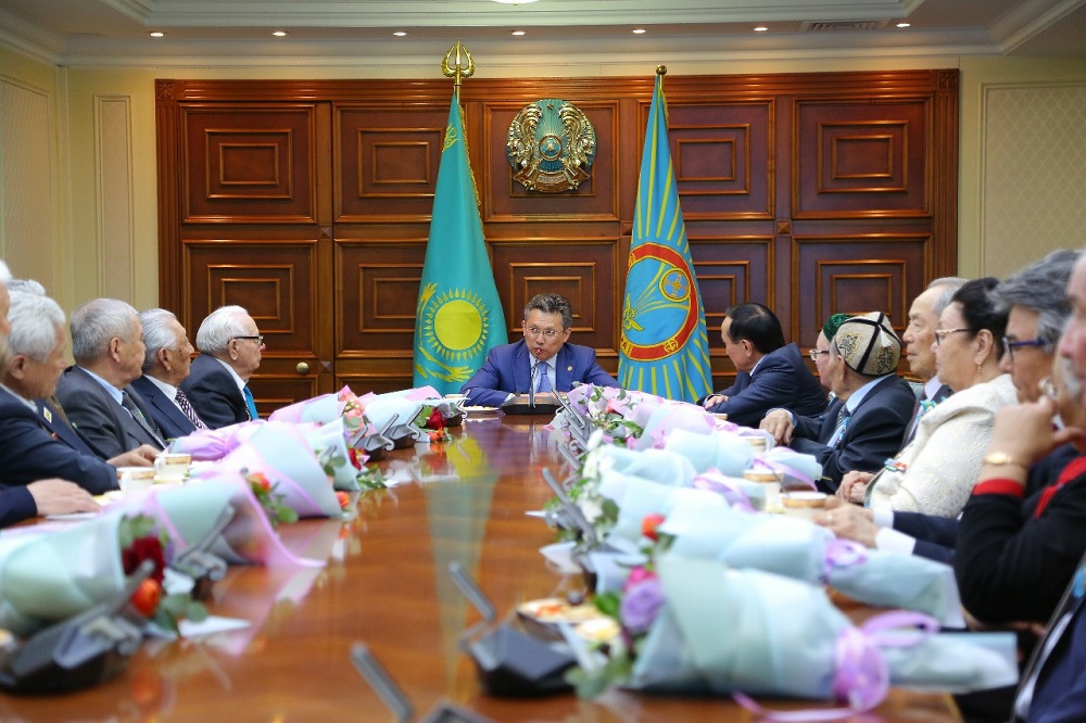 Baqyt Sultanov ardagerlerdi quttyqtady