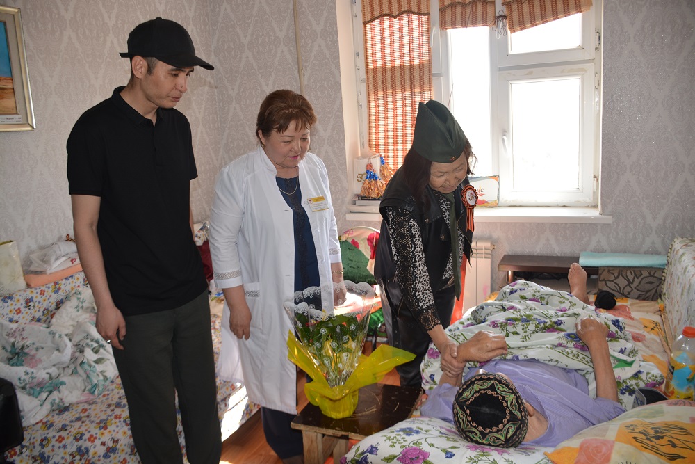 QHA jańaózendik jalǵyz ardagerdi quttyqtady