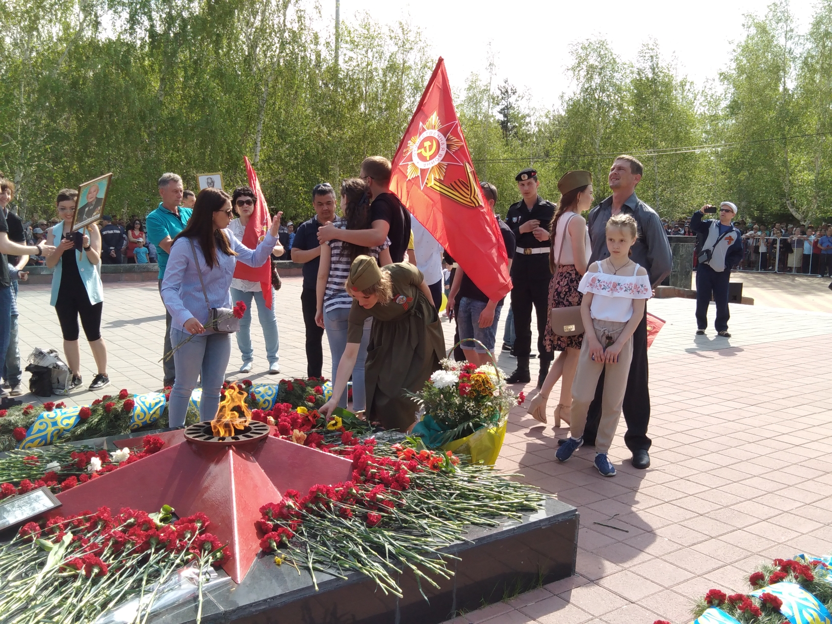 95 jastaǵy ardager maıdandastarynyń rýhyna arnap gúl shoqtaryn qoıdy