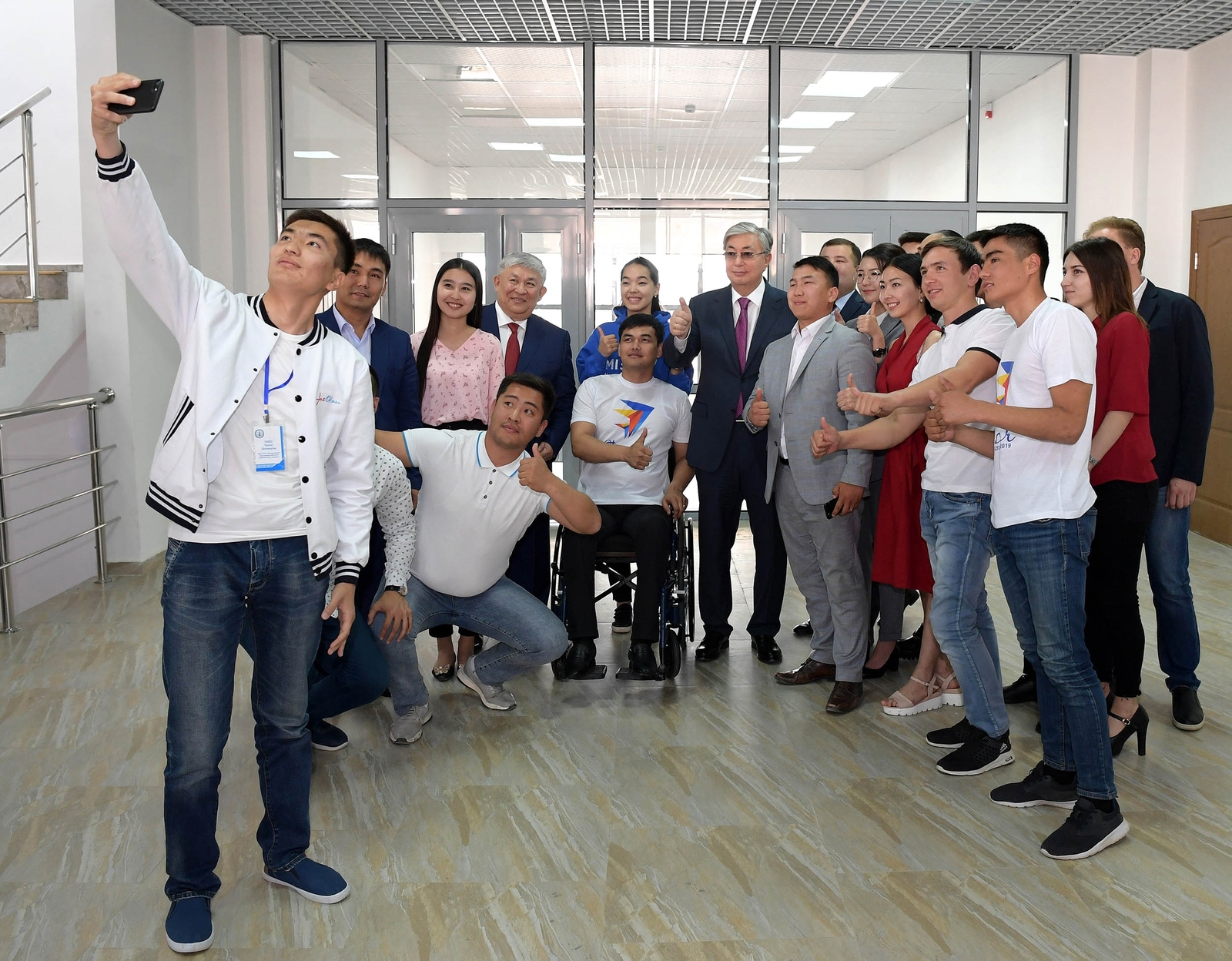 Jastar Prezıdentpen kezdesip, sýretke tústi