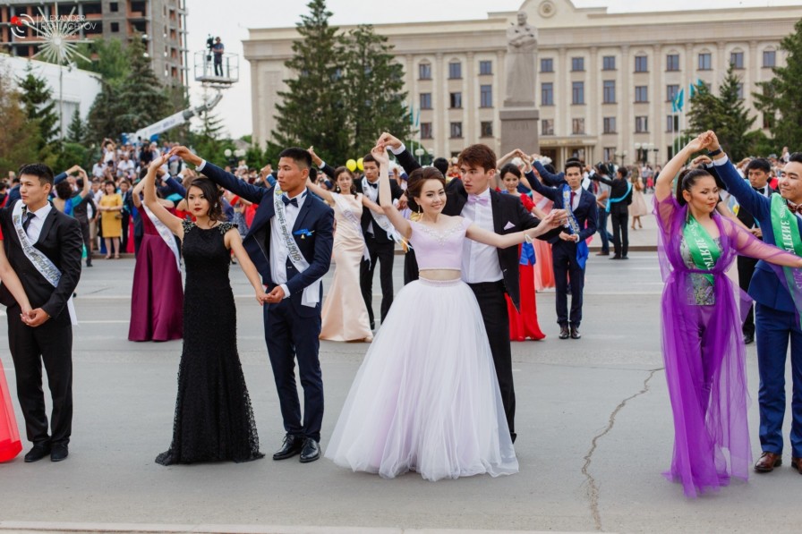 Mektep bitirý keshi mektep qabyrǵasynda ótýi kerek